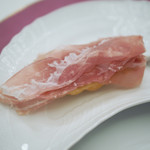 ペレグリーノ - ガローニのプロシュット・ディ・パルマ、２４ヶ月以上熟成させたプロシュート　下は熱々の揚げパイ、"トルタフリット"、現地と同じ食べ方で...