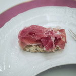 ペレグリーノ - 自家製の平焼きパンと、ピエモンテの良質な発酵バターと最高級品、黒豚の"クラテッロ・ディ・ジベッロ"