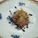 ペレグリーノ - メインの肉料理...フランス　シストロン産　仔羊鞍下ロースのアッロースト　新玉ねぎのフォンドゥータ添え　モデナの伝統的なアチェート・バルサミコＤＯＰのアクセント