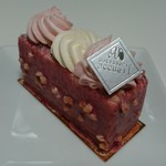 パティスリー アクイユ - トップには優しい苺味のほんわりクリーム、エクラン497円