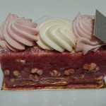 パティスリー アクイユ - パリッと薄い苺チョコレートとナッツでコーティングされた、キュート過ぎるビジュアル