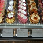 パティスリー アクイユ - 苺系のケーキが多く華やかな春のショーケース（その1）