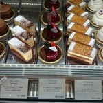 パティスリー アクイユ - 苺系のケーキが多く華やかな春のショーケース（その2）