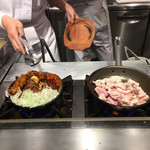 豚屋とん一 - 調理中（㊧前のお客様分のとんテキ、㊨とんテキ丼）