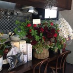 Trattoria Stella - カウンター席の右半分（２～３人の席）は、開店祝いの花で埋め尽くされていました（２０１７．５．２６）