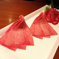 生粋 - 肩ロースの赤身とタン昆布★薄くスライスしたタンをさっと炙り、塩昆布を添えて頂きます。