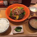 Gohan Dokoro Kokugikan - グリルチキン＆サラダ定食（１０８０円）