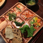 Mokumokukazenobudou - パン各種、トマトジャム、野菜味噌、味噌汁、豆腐、鉄人サラダ、春野菜の炒めもの等
