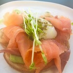 Hideout at the Laylow - 何か白いです