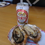 広島ヤマダ - 焼き牡蠣(400円/2個)と缶ビール(300円)