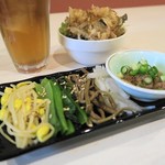 焼肉ノ志志 - おかずもすごい量が出てきました