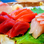 よねさん - Cコースのお造りマグロの中トロ、赤身、クエ、カンパチ