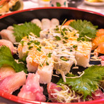 ひぜん酔亀 - シメのにぎり寿司（6人分）居酒屋コース料理でおにぎりかお茶漬けが来そうなポジションにこれはビックリ！