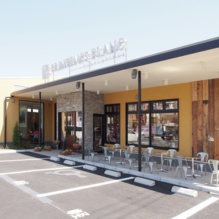 ニューヨークスタイルの広々カフェ。