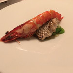 il Sorriso - アカアシ海老
      さざなみだい  超貴重なお魚。そして炭焼き。
      完璧の火入れ。 塩うち。もう、完璧です。悶絶。
      