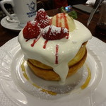 星乃珈琲店 - 苺とふんわりクリームのスフレパンケーキ