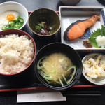 百飲 - 今日のお魚ランチ680円。銀鮭の西京漬け ナスの素揚げ オクラとろろ。