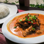 ドゥワンチャン - カレーは「豚肉のココナッツレッドカレー」に変更してもらいました。