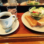 カフェ・ロンディーノ - RONDINO・小さなサラダと小さなトーストのモーニングセット¥650