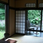 御宿　友喜美荘 - 禊萩と百日紅のピンクの花が咲いていました。