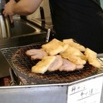 七輪で油揚げとチャーシューを焼いています