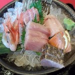 魚料理のお店 鮮魚まるふく - おまかせ刺身盛り定食の刺身のアップ