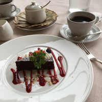レオーネ・マルチアーノ - チョコブラウニーケーキとコーヒー