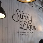 Sunny Days Monsarrat Ave Honolulu - 店内の壁