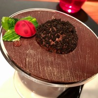 ラトリエ ドゥ ジョエル・ロブション - なめらかなショコラのガナッシュ　ビタークッキーでコーティングしたカカオのソルベと共に