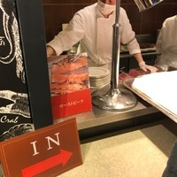 リラッサ - ローストビーフはその場で手きりされる