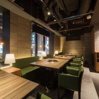 窓際のオープン席