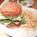 ザ・パントリー 丸の内 - プレミアムバーガー（サラダはセットのもの）