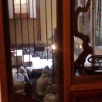 かやうさぎ - 水路を川に見立て、船頭さんがいる窓