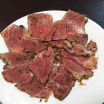 ゴッツオ ヤマガタ - 米沢牛燻し牛肉（ﾍﾟｯﾊﾟｰｽﾗｲｽ）の盛付け後