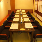 悠庵 - 障子を外すと14名様まで。座敷のテーブル席ですのでご年配の方にもご好評いただいております。