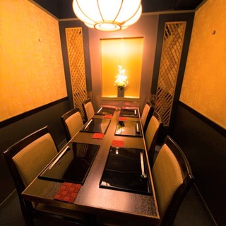 【2〜6名様】桜の間｜金色と黒を基調とした、高級感漂う洋室のテーブル席です
