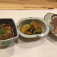 ご馳走 ね音 - おまかせ①季節の前菜（寿司、きゅうりと海老のピリ辛炒め、焼きナスとジュンサイ）