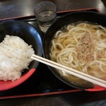 伊予製麺 - 大阪名物かすうどん大盛(５９０円)とご飯大盛(１８０円)