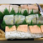 成城石井 - 料理写真:金目鯛とぶりとサーモンの押し寿司