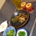 焼肉参番館 - 薬味のネギ・山椒の葉・ニンニクと香の物