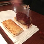 よろにく - 特製ソースも塗られ・・・