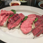 みょうが屋 - 右から
      めがね
      リブロース
      ヒレ
      サーロイン