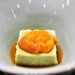 傳 - アスパラガス豆腐　ヅケにした雲丹乗せ