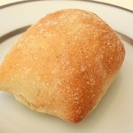 レストランひらまつ レゼルヴ - 特別ランチ<平日限定> 1980円 の自家製パン(1回目)
