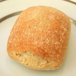 レストランひらまつ レゼルヴ - 特別ランチ<平日限定> 1980円 の自家製パン(1回目)