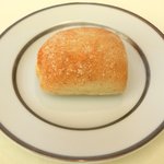 レストランひらまつ レゼルヴ - 特別ランチ<平日限定> 1980円 の自家製パン(1回目)