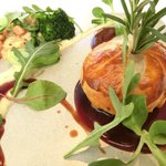 レストランひらまつ レゼルヴ - 特別ランチ<平日限定> 1980円 の牛肉のパイ包み 赤ワインソース