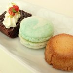 レストランひらまつ レゼルヴ - 特別ランチ<平日限定> 1980円 のオレンジのサフレ、ピスタチオのマカロン、ガトーショコラ