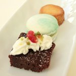 レストランひらまつ レゼルヴ - 特別ランチ<平日限定> 1980円 のオレンジのサフレ、ピスタチオのマカロン、ガトーショコラ