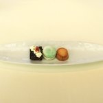 レストランひらまつ レゼルヴ - 特別ランチ<平日限定> 1980円 のオレンジのサフレ、ピスタチオのマカロン、ガトーショコラ